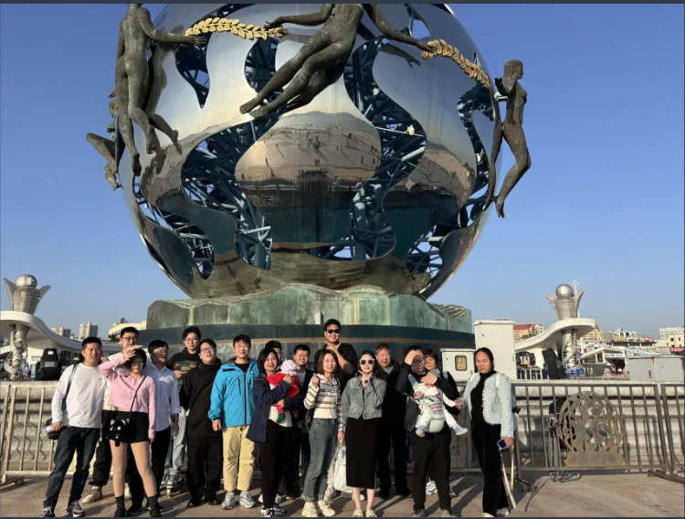 中铭团建城市合影